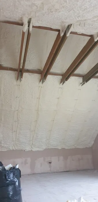 Izolacje Natryskowe pianą,stropy, Ocieplanie piana pur dachy