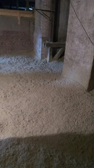 Docieplenie stropu, stropodachu. Granulatem celulozy, wełny skalnej.