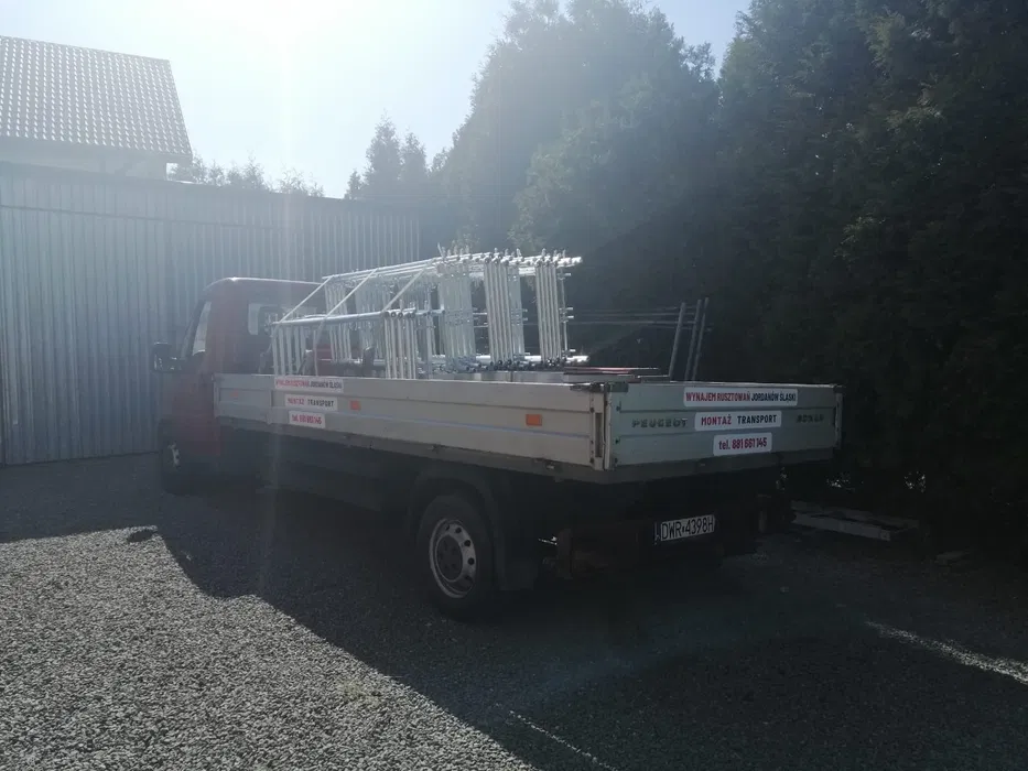 Wynajem rusztowań z transportem na budowę