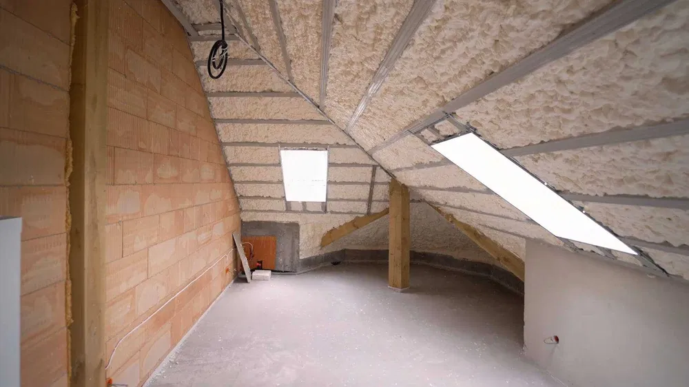 Ocieplanie pianą PUR poddaszy, dachów, docieplanie, natrysk piana PUR