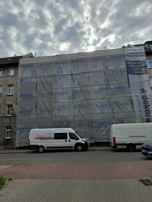 Wynajem rusztowania elewacyjnego plettac transport montaż