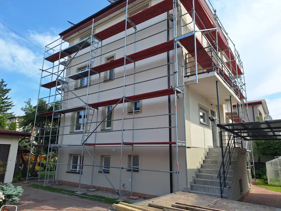Wynajem rusztowań elewacyjnych