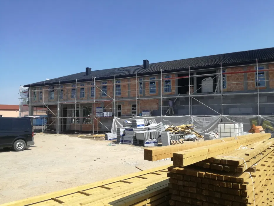 Wynajem rusztowań elewacyjnych