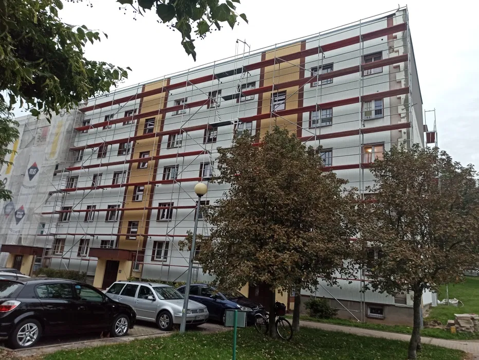 Wynajem rusztowań elewacyjnych