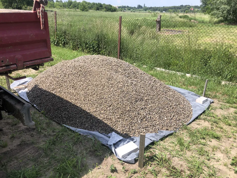 Piach, ziemia ogrodowa, kruszywo, żwir, szlaka