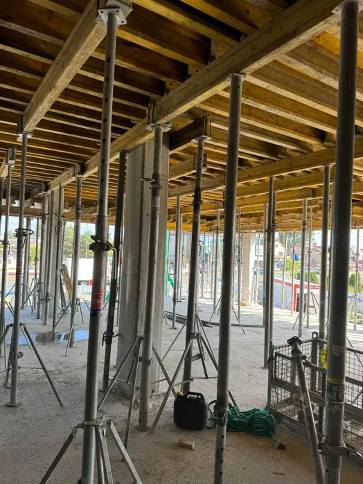 Wynajem i sprzedaż szalunków rusztowań podnośników kontenerów ogrodzeń