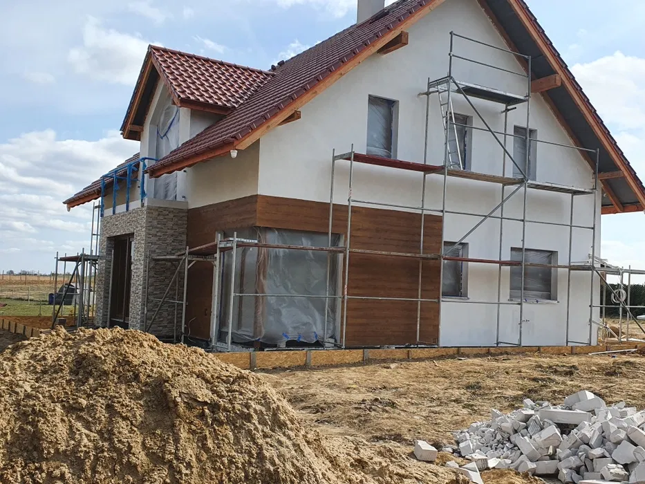 Ocieplanie budynków Tynkowanie elewacji metodą natryskową