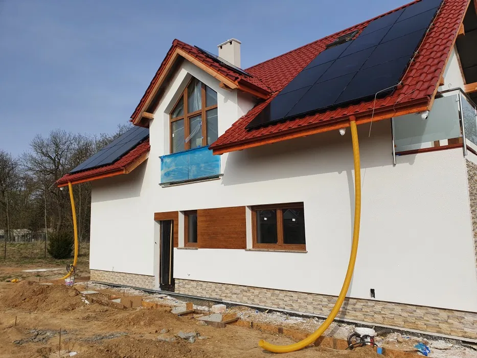 Ocieplanie budynków Tynkowanie elewacji metodą natryskową