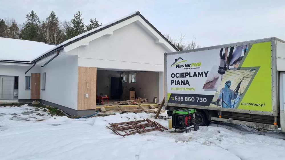 Piana pur , ocieplanie pinką, izolacje natryskowe ,ocieplanie poddasza