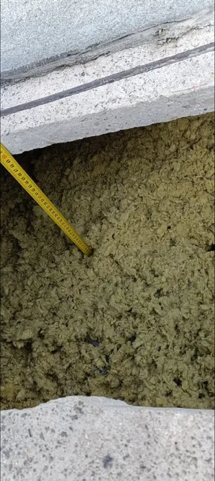 Ocieplanie wełną skalną szklaną mineralną poddasza wiązarów celulozą