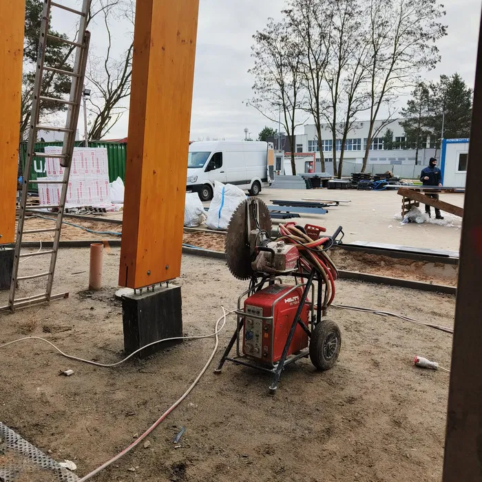Wiercenie otworów w betonie, Przewierty, kucie betonu