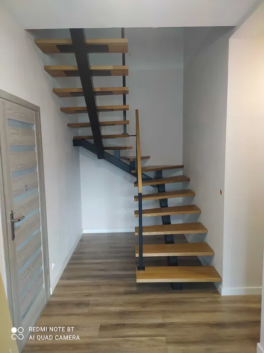 Schody drewniane dębowe wewnętrzne schody na beton dywanowe