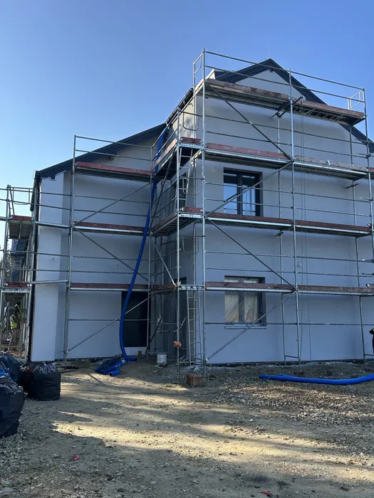 Wynajem rusztowań elewacyjne plettac