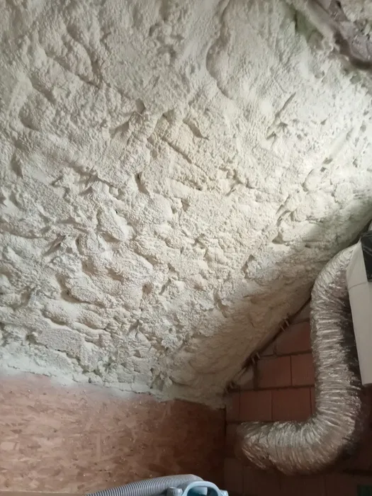 Ocieplenie pianą PUR izolacje natryskowe