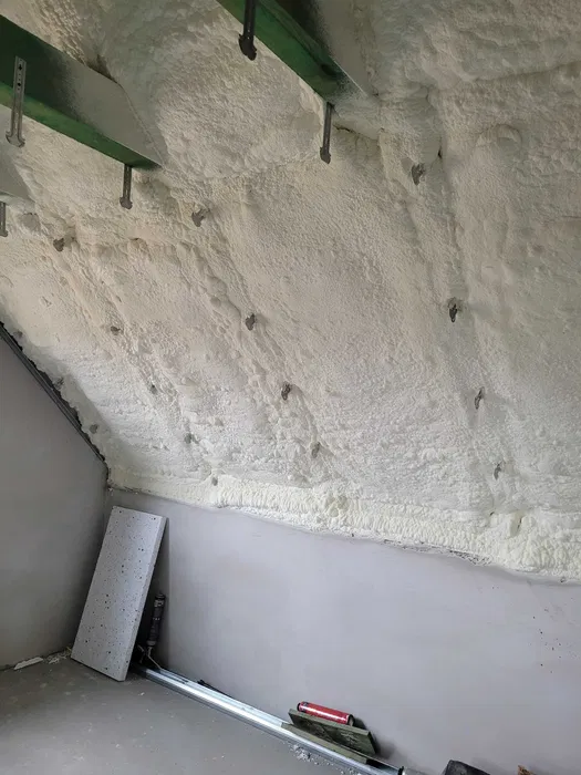 Ocieplanie piana PUR celuloza ocieplenie poddaszy izolacja domu stropu