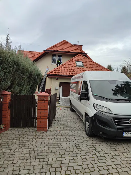Ocieplenie , wdmuchiwanie celulozy i naprawa uszkodzonej izolacji dach