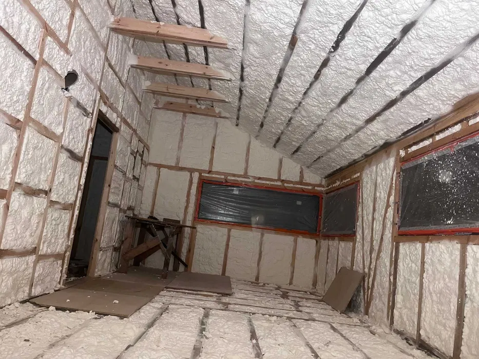 Ocieplenie pianą PUR, izolacja natryskowa , pianowanie pianką
