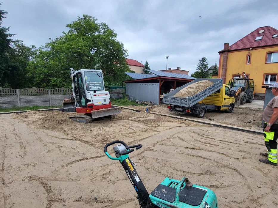Budowa placów i dróg z kruszyw podjazdy korytowanie kamień