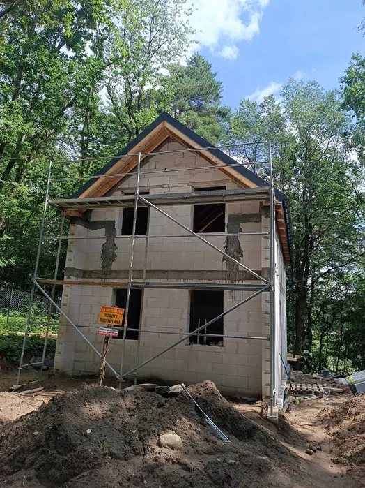 Wynajem rusztowania fasadowe plettac ramowe