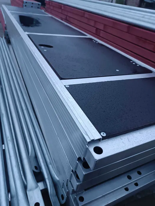 Wynajem rusztowania fasadowe plettac ramowe