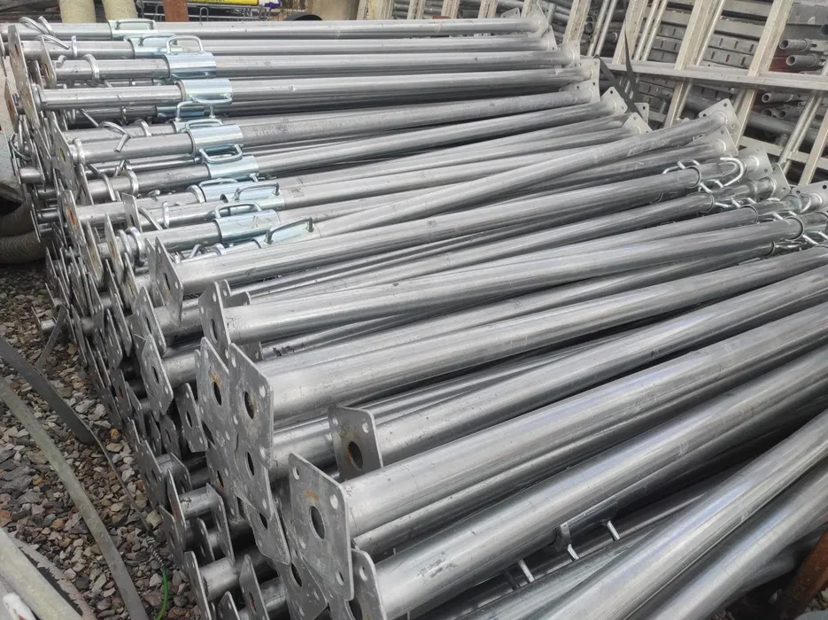 Wynajem metalowych regulowanych stempli budowlanych