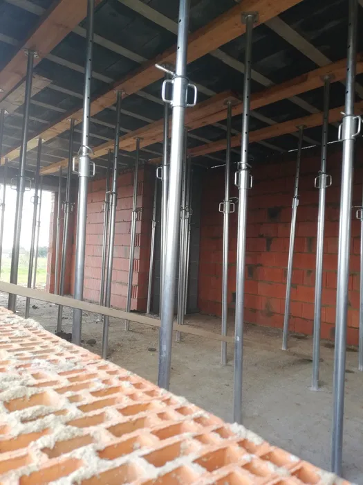 Wynajem metalowych regulowanych stempli budowlanych