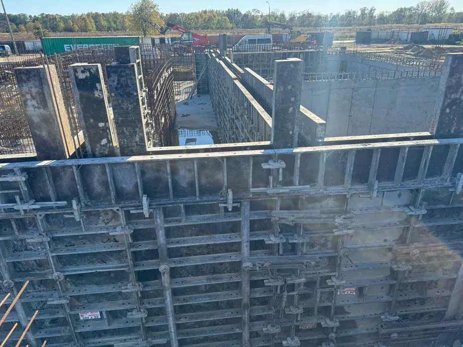 Wynajem i sprzedaż szalunków rusztowań podnośników kontenerów ogrodzeń