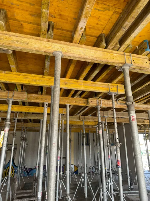 Wynajem i sprzedaż szalunków rusztowań podnośników kontenerów ogrodzeń