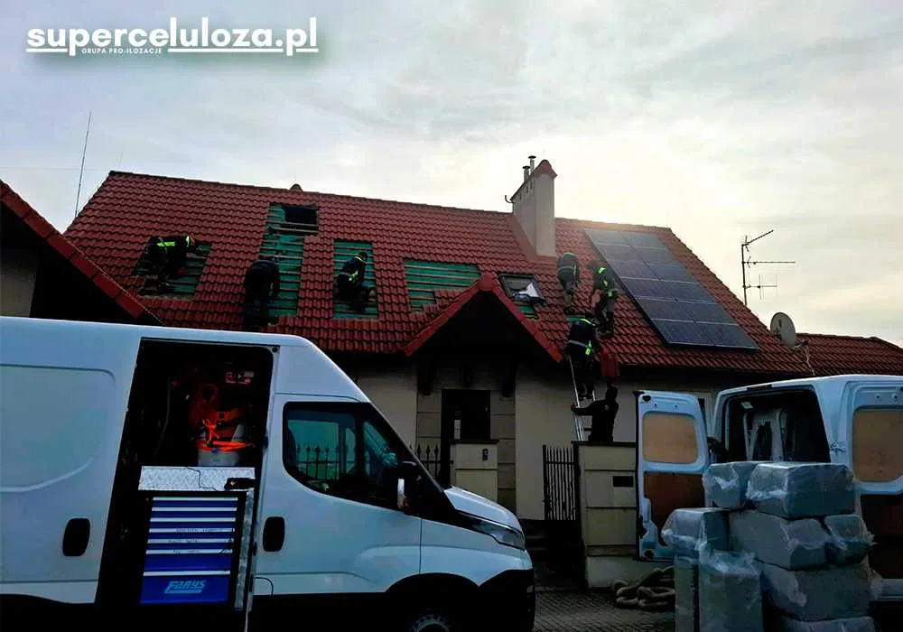 Wdmuchiwanie celulozy | Naprawa dachu po kunie | KUNY | UBEZPIECZENIE