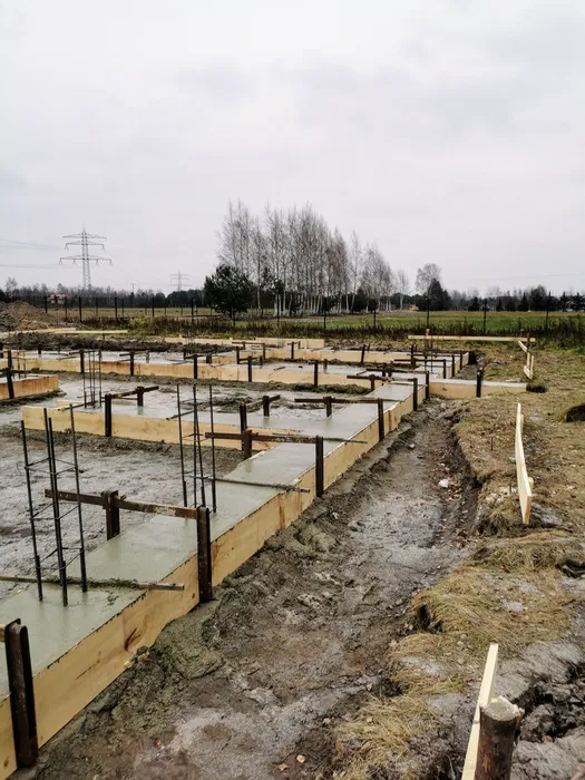 Budowa domów, płyty fundamentowe, stany surowe
