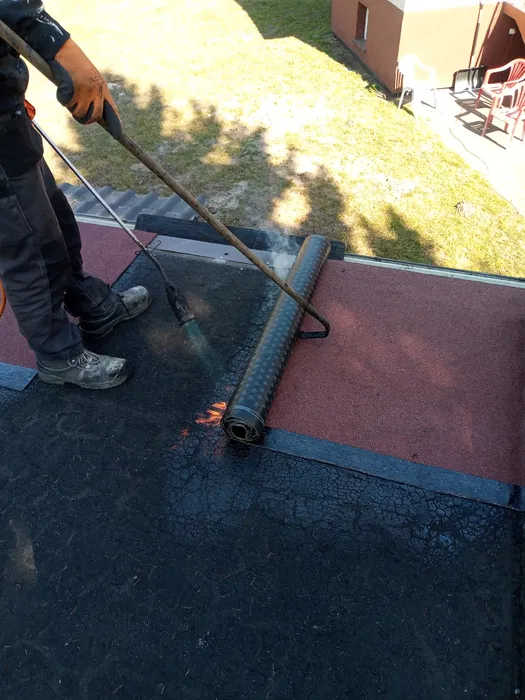 Roboty dekarskie naprawa dachu papa termozgrzewalna obróbki blacharski
