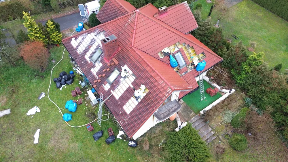 Naprawy dachów po kunach / kuna na dachu / Izolacje pianą i celulozą