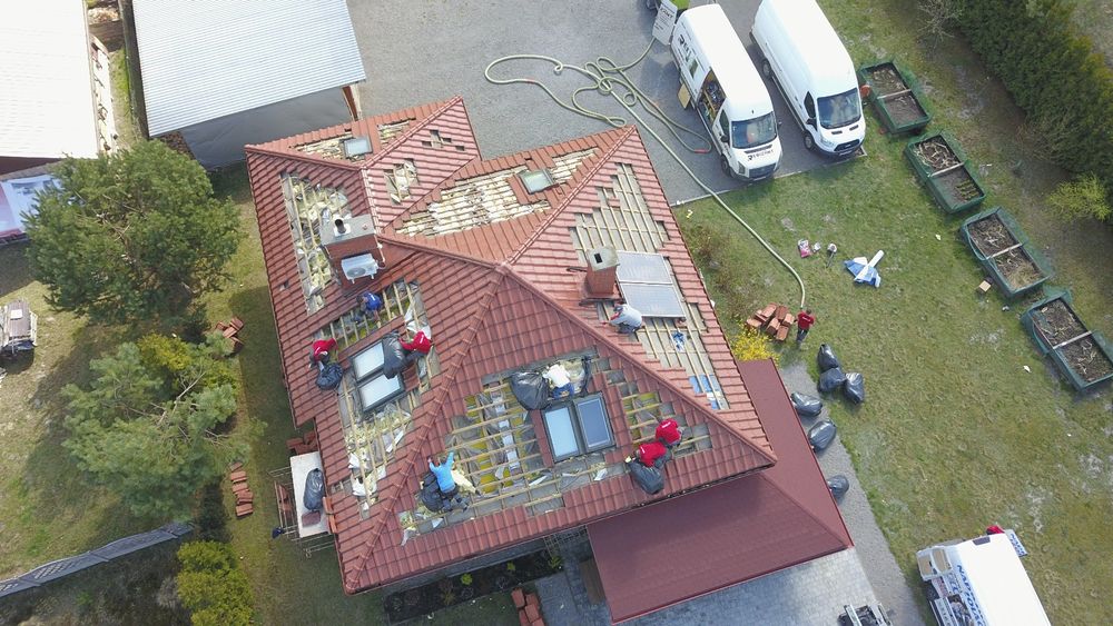 Naprawy dachów po kunach / kuna na dachu / Izolacje pianą i celulozą