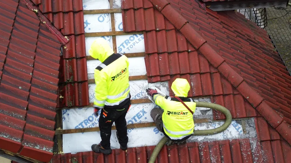 Naprawy dachów po kunach / kuna na dachu / Izolacje pianą i celulozą