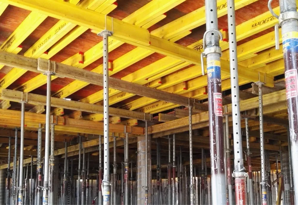 Wynajem rusztowań elewacyjnych fasadowych szalunków