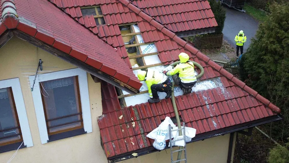 Naprawy dachów po kunach / kuna na dachu / Izolacje pianą i celulozą