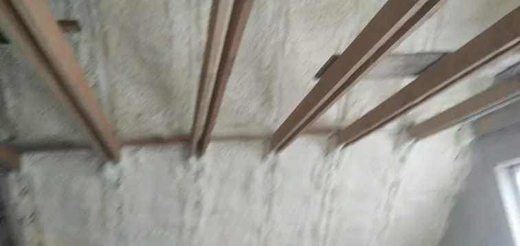 Ocieplanie pianką pur poddasza dachy strop piana pur ocieplenie pianką