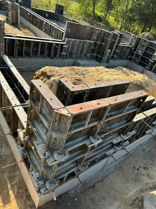 Wynajem i sprzedaż szalunków rusztowań podnośników kontenerów ogrodzeń