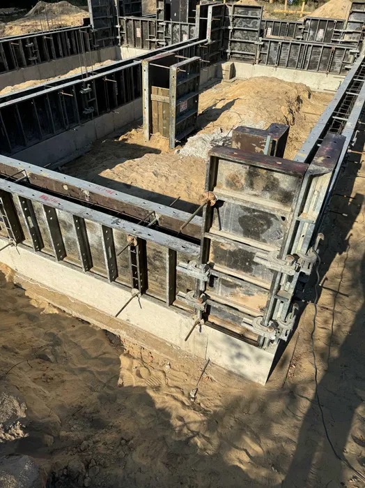 Wynajem i sprzedaż szalunków rusztowań podnośników kontenerów ogrodzeń