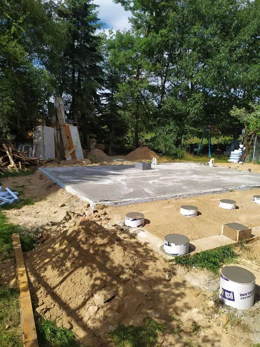 Budowa fundamentów płyty fundamentowe izolacja ogrodzenia ławy