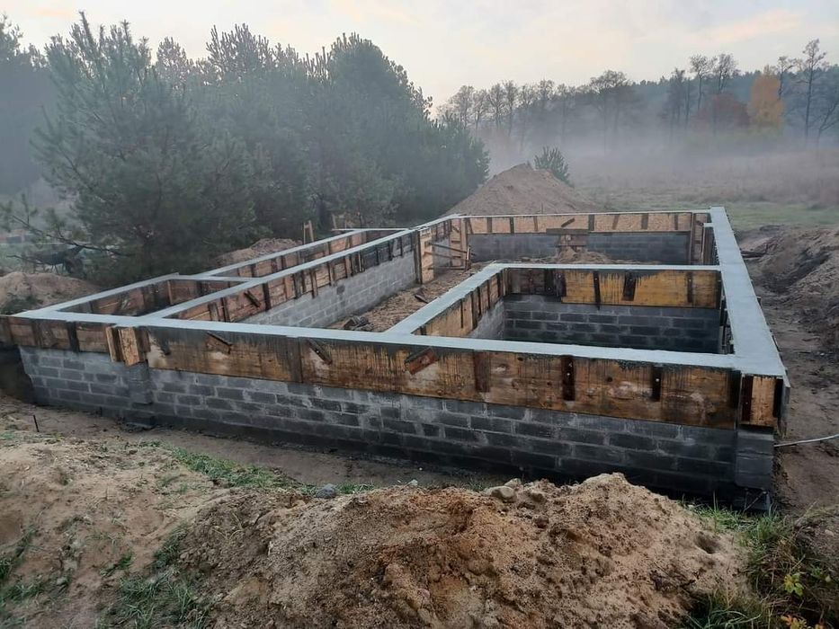 Budowa fundamentów płyty fundamentowe izolacja ogrodzenia ławy