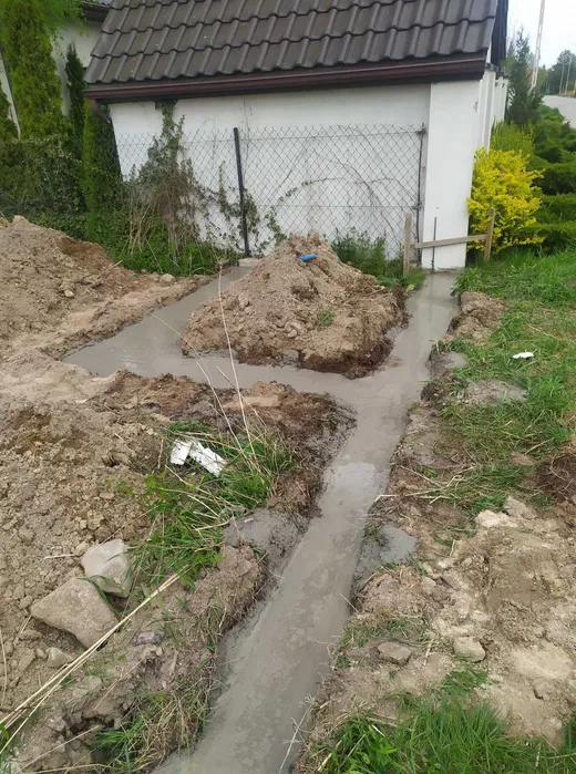 Budowa fundamentów płyty fundamentowe izolacja ogrodzenia ławy