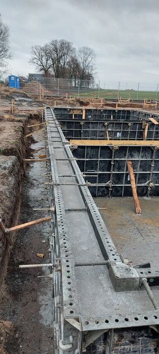 Budowa fundamentów płyty fundamentowe izolacja ogrodzenia ławy