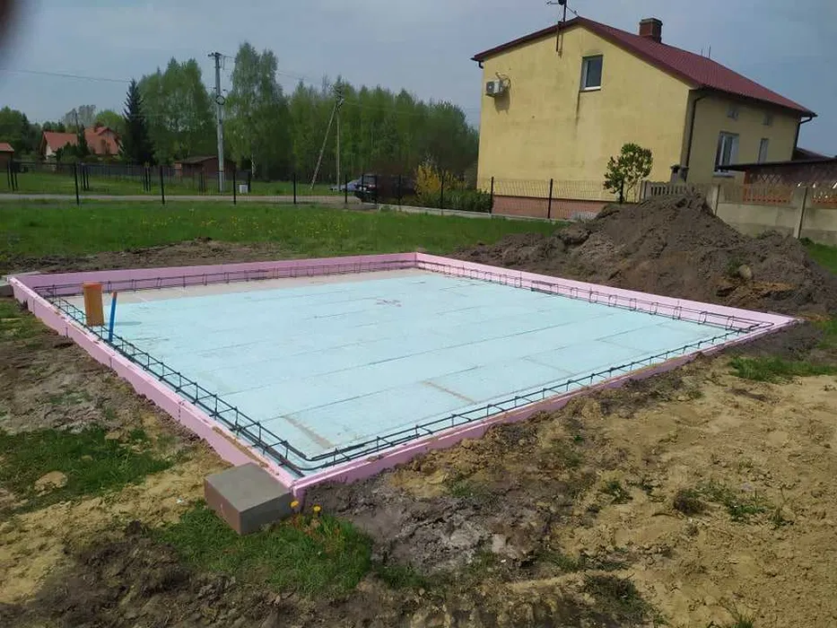 Budowa fundamentów płyty fundamentowe izolacja ogrodzenia ławy
