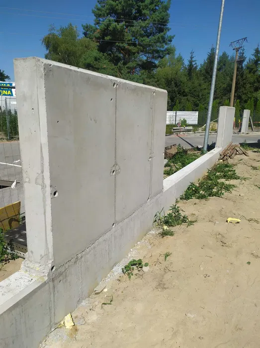 Budowa fundamentów płyty fundamentowe izolacja ogrodzenia ławy