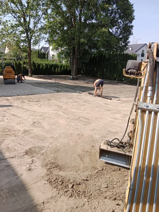 Solidne drogi wjazdowe i place – profesjonalna niwelacja terenu
