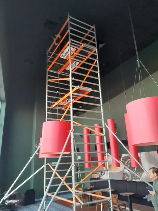 Wynajem rusztowań aluminiowych jezdnych