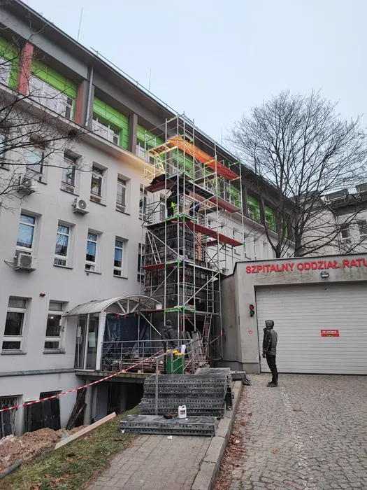 Wynajem, montaż rusztowań elewacyjnych (plettac)