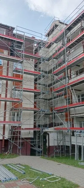 Rusztowania Wynajem i montaż rusztowań elewacyjnych