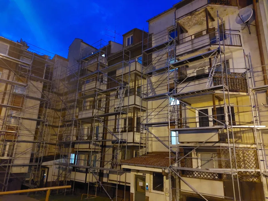 Rusztowania Wynajem i montaż rusztowań elewacyjnych